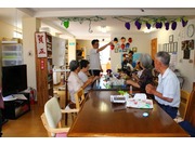 フロアでの手作業中の風景