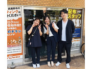 本社営業所前でのスタッフ写真